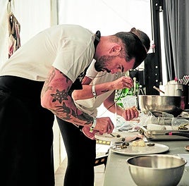 Jordi Grau termina una elaboración en el pasado Festival Mama de Ezcaray.