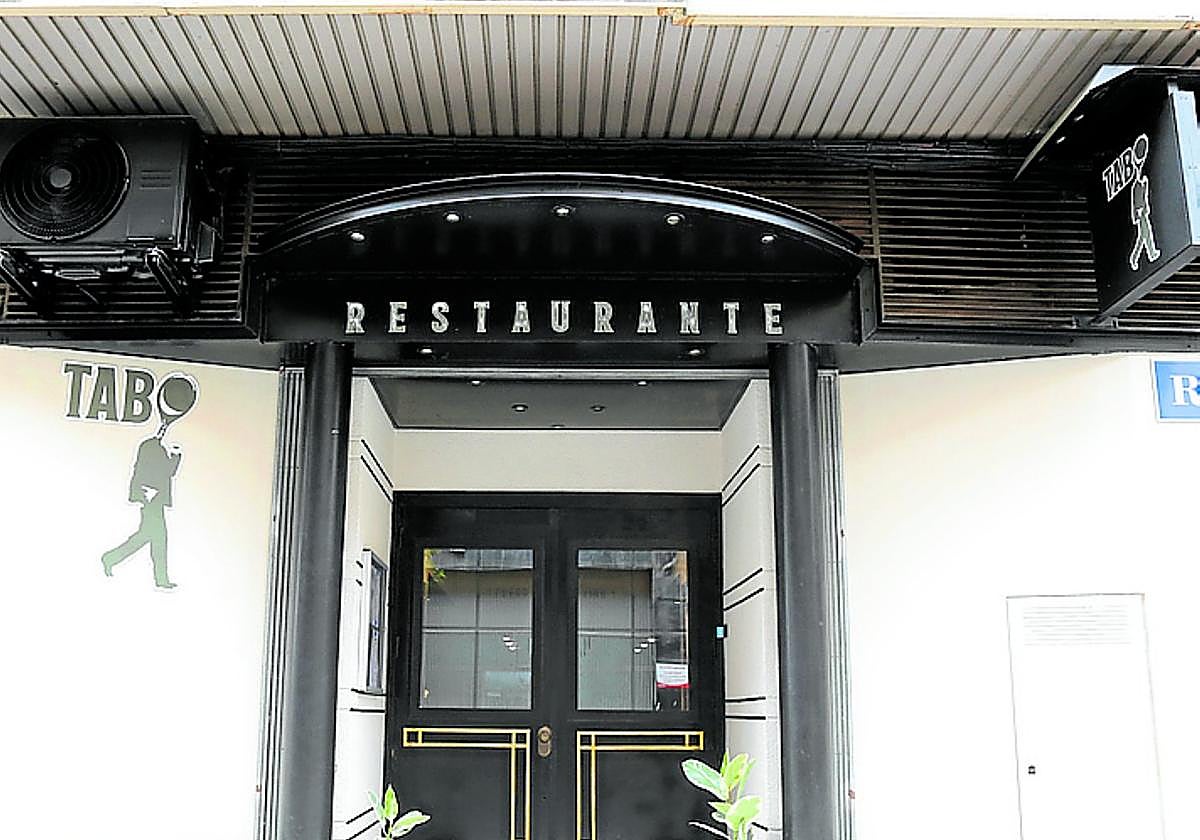 Arriba, entrada al restaurante; abajo, comedor.