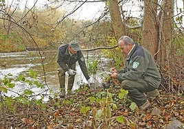 Agentes forestales riojanos en una imagen de archivo.
