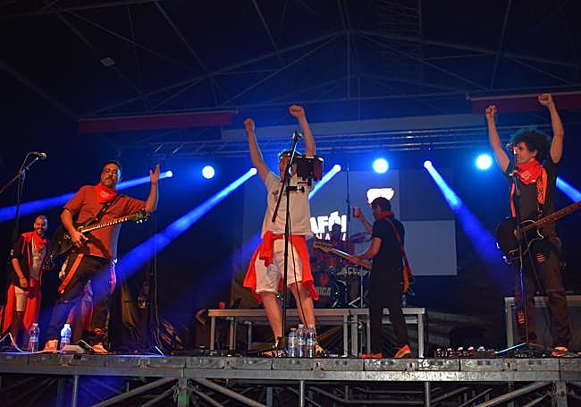 Los integrantes de Afónica Naranjo con el rey de las fiestas y de la peña Philips, Manuel Garrido.