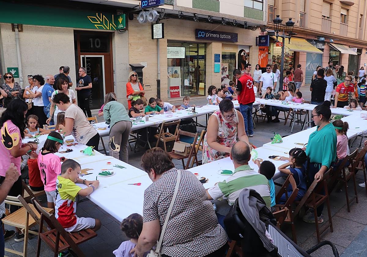 Los niños compartieron manualidades en la mesa central del evento.