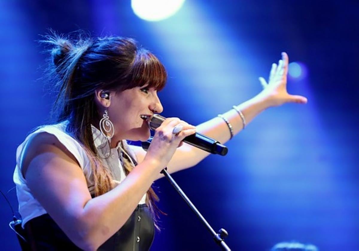 Rozalén, en plena interpretación en el entorno del Revellín.