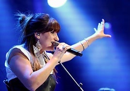 Rozalén, en plena interpretación en el entorno del Revellín.