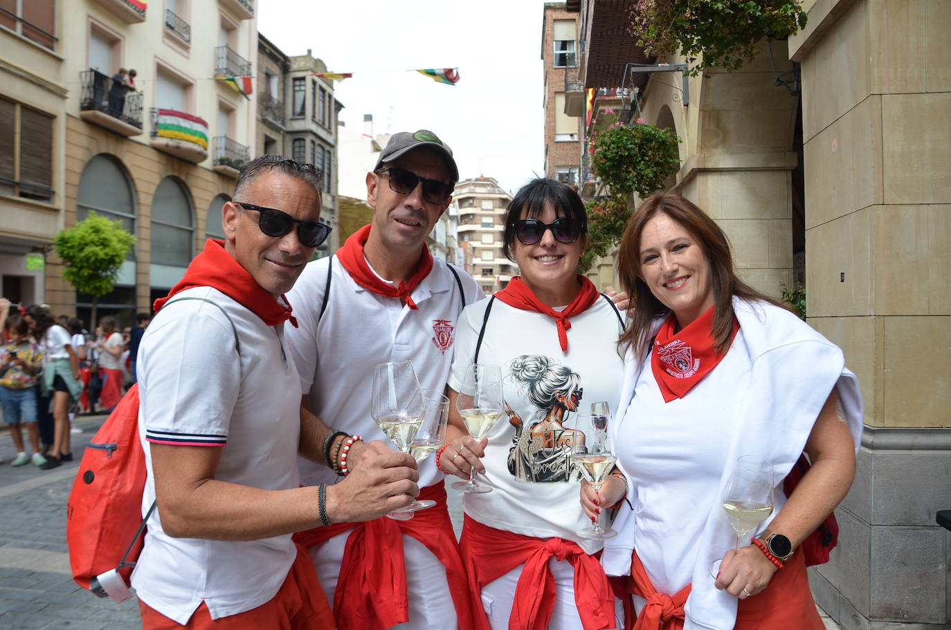 Las imágenes de las degustaciones, brindis y vacas en las fiestas de Calahorra