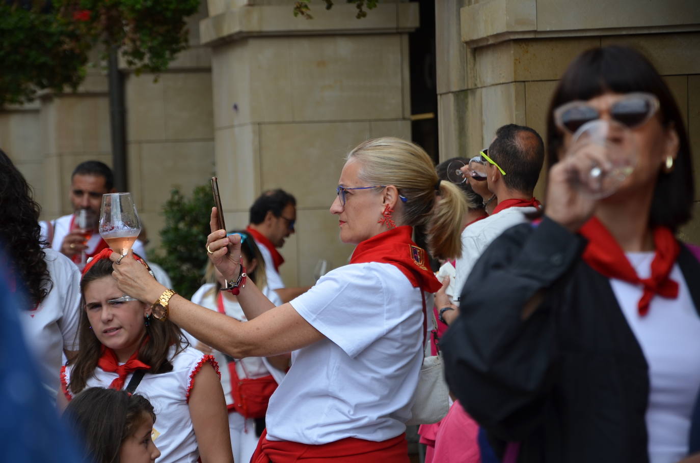 Las imágenes de las degustaciones, brindis y vacas en las fiestas de Calahorra