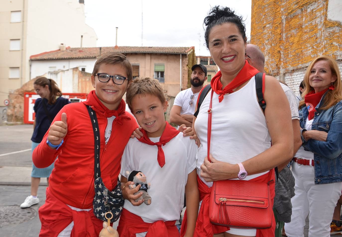 Las imágenes de las degustaciones, brindis y vacas en las fiestas de Calahorra
