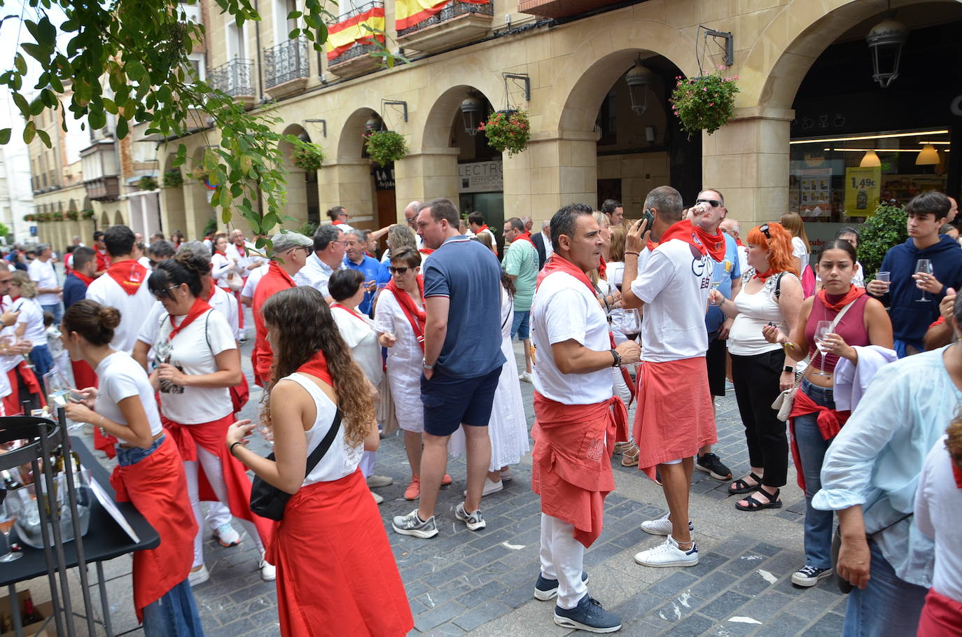 Las imágenes de las degustaciones, brindis y vacas en las fiestas de Calahorra