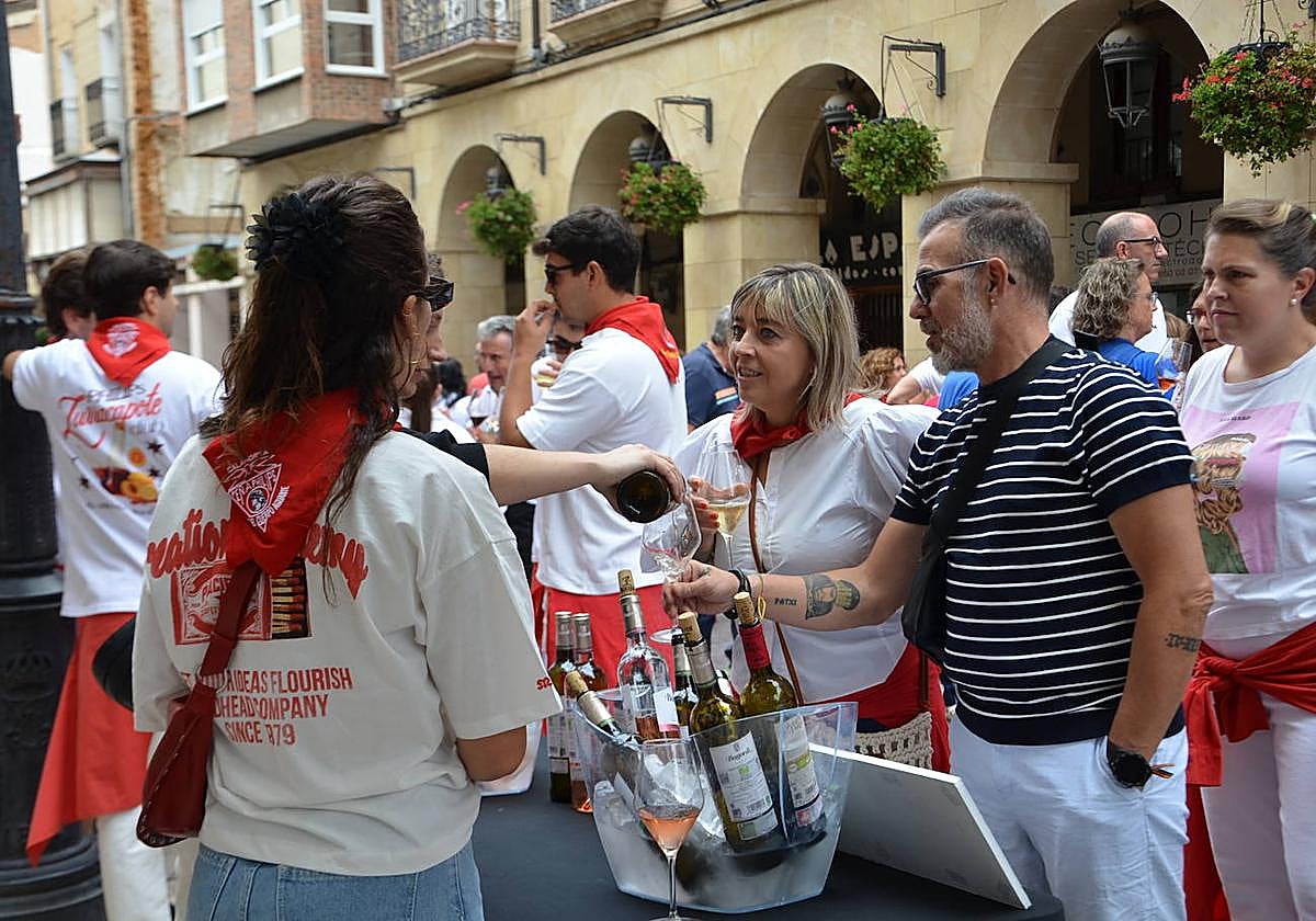 Las imágenes de las degustaciones, brindis y vacas en las fiestas de Calahorra