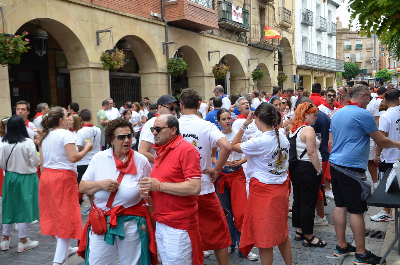 Las imágenes de las degustaciones, brindis y vacas en las fiestas de Calahorra
