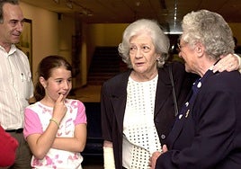 Ana María Matute, con vecinos de Mansilla tras ofrecer una conferencia en Burgos.