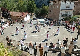 Pradillo celebra su procesión sin cruzar la N-111: «Lo que podía haber dividido, ha unido»