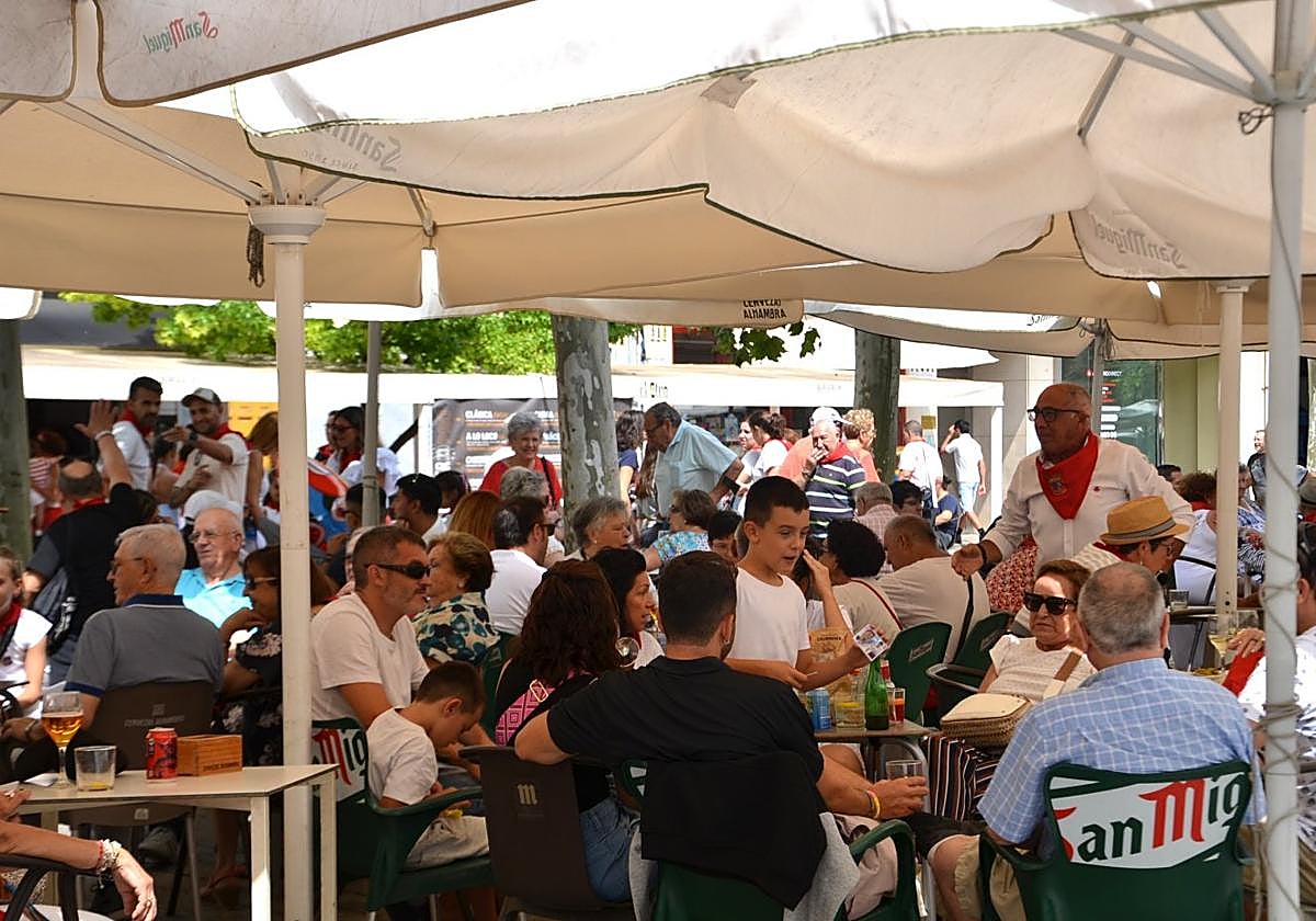 Buen ambiente en una terraza del paseo Mercadal.