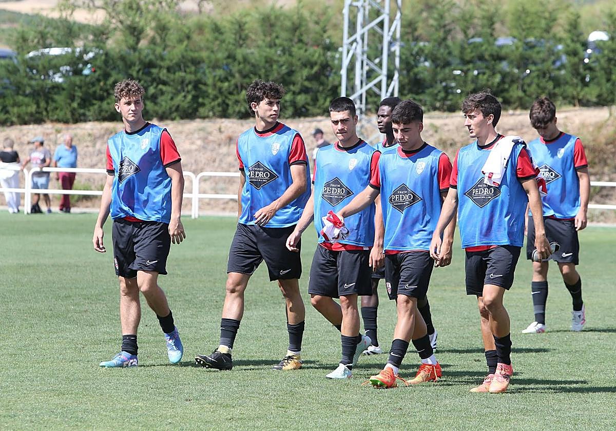Los jugadores de la UDL calientan antes del partido ante el Barakaldo.
