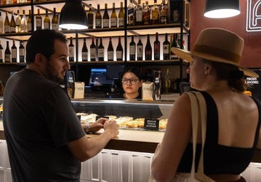 Riojanos y visitantes no quieren perderse los pinchos de La Laurel