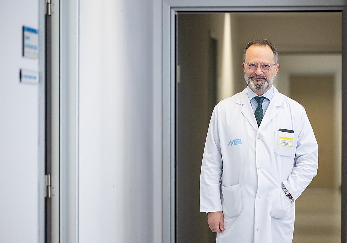 El gerente del Seris, Luis Ángel González, posa a la entrada de su despacho, el sábado en el Hospital San Pedro.