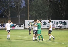 Los jugadores del Alfaro abrazan a Alegría.