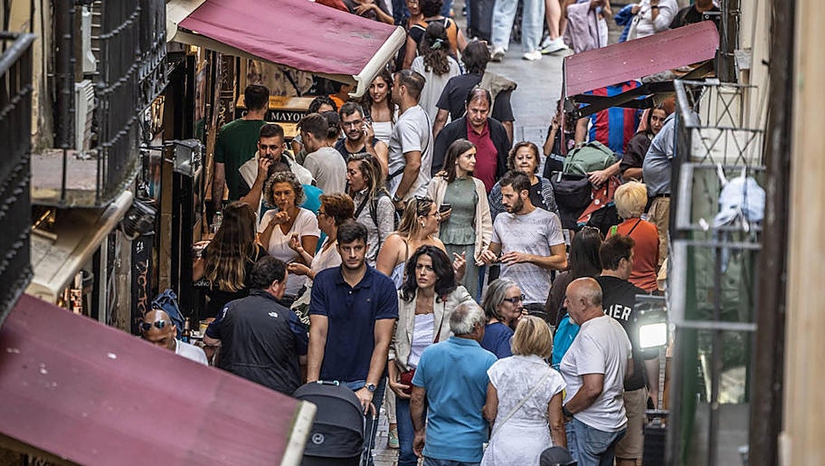 Varias personas transitan por La Laurel de Logroño.
