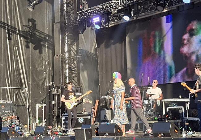 El músico riojano Miguel Aguas toca el bajo con Los Punsetes.