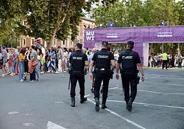 Acceso principal al nuevo emplazamiento junto a los edificios de la Comandancia.