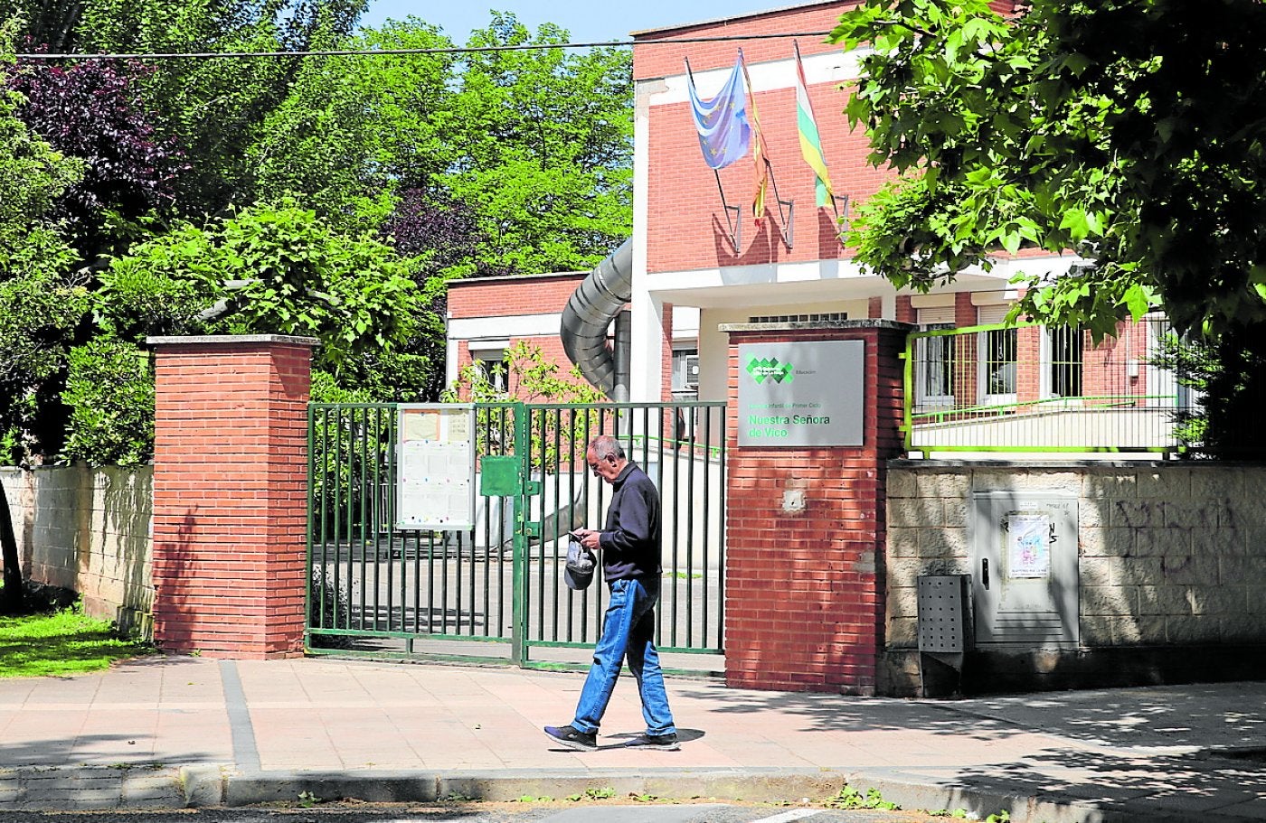 Un vecino pasea por delante de la escuela infantil Nuestra Señora de Vico.