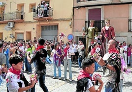 Las tres gaitas (adultos e infantil de la cofradía de San Gil y mixta), en el exterior de la iglesia después de la bajada del patrón.