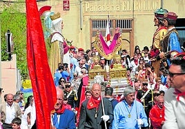 La comparsa de gigantes y cabezudos hizo el pasillo a los santos en la calle del Deán Palacios.