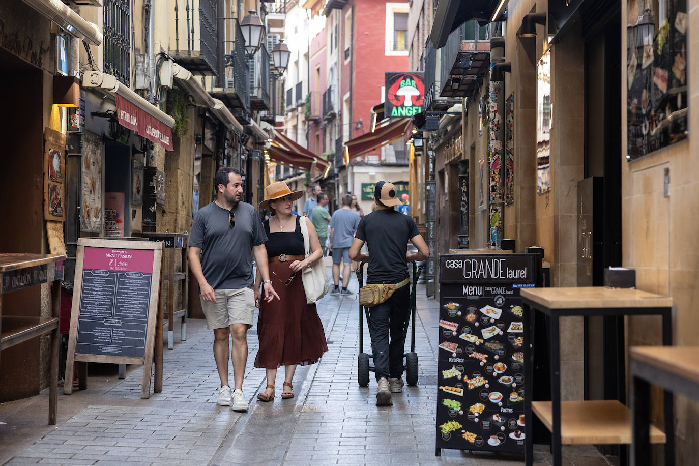 Riojanos y visitantes no quieren perderse los pinchos de La Laurel