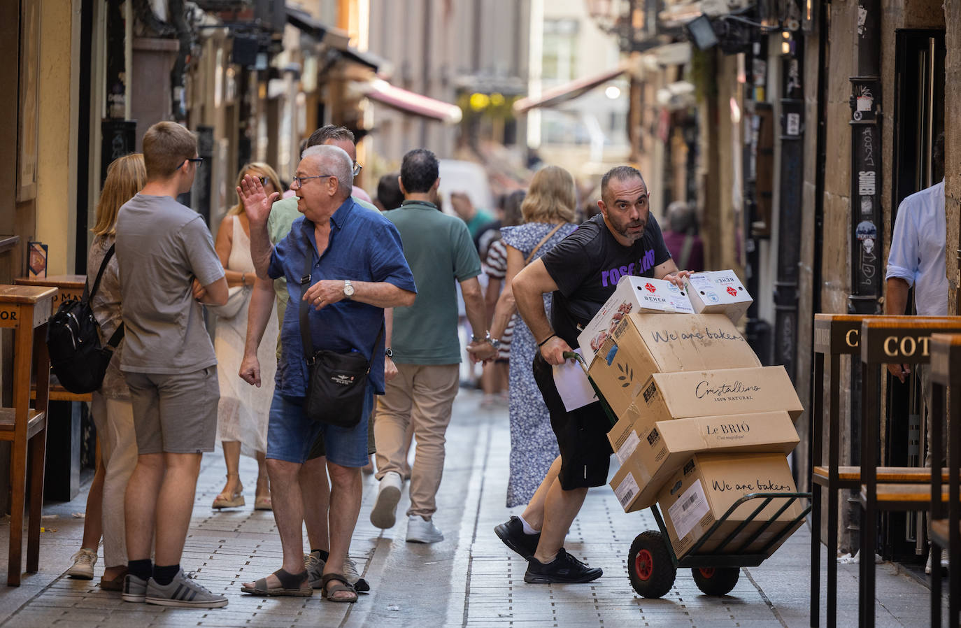 Riojanos y visitantes no quieren perderse los pinchos de La Laurel
