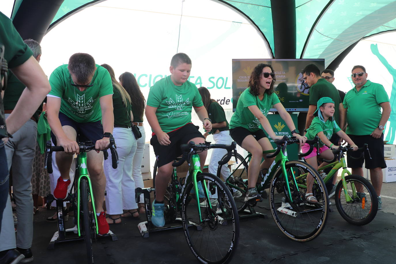 Los autobuses, equipos, corte de la cinta y salida de La Vuelta en Alfaro, en imágenes