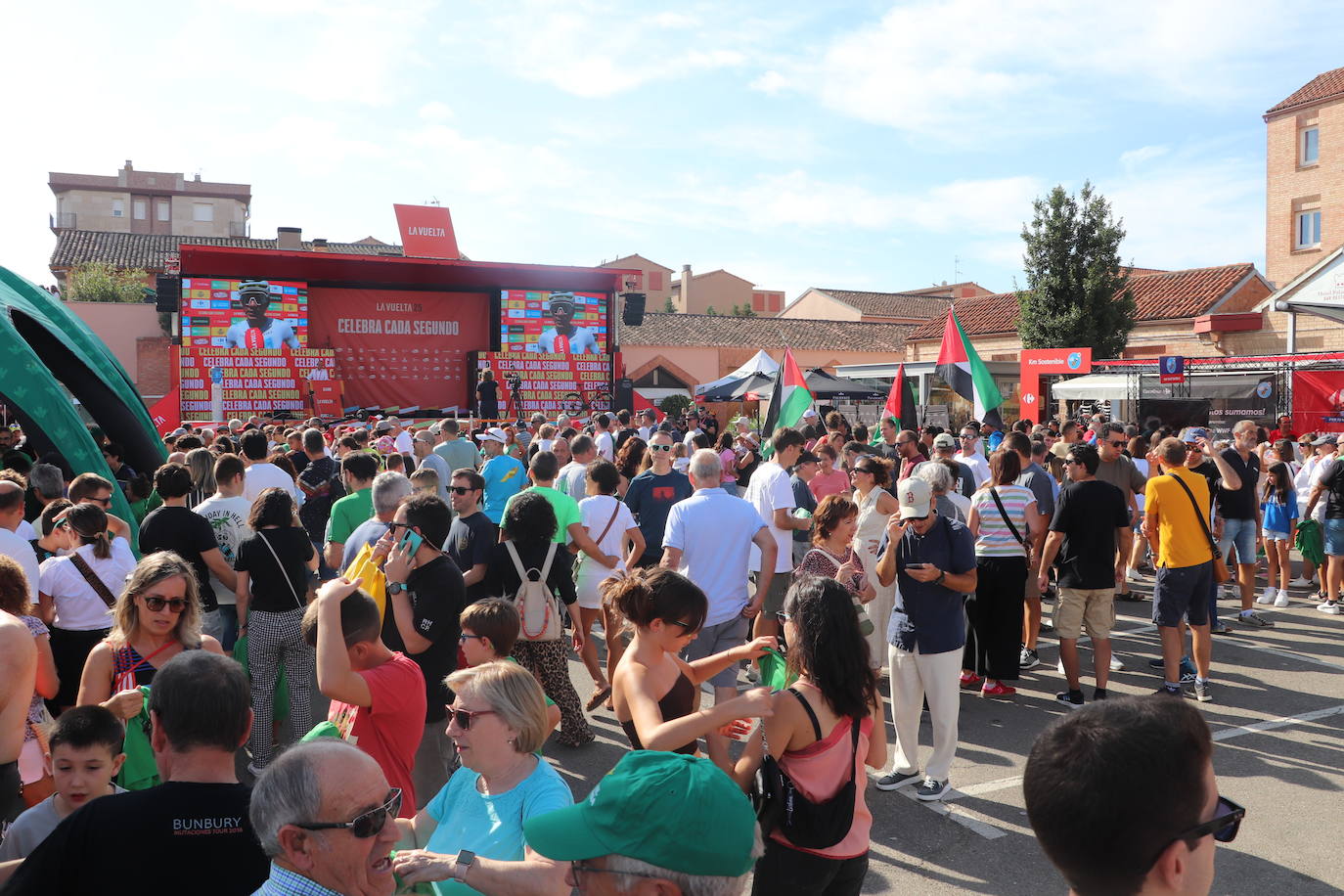 Los autobuses, equipos, corte de la cinta y salida de La Vuelta en Alfaro, en imágenes