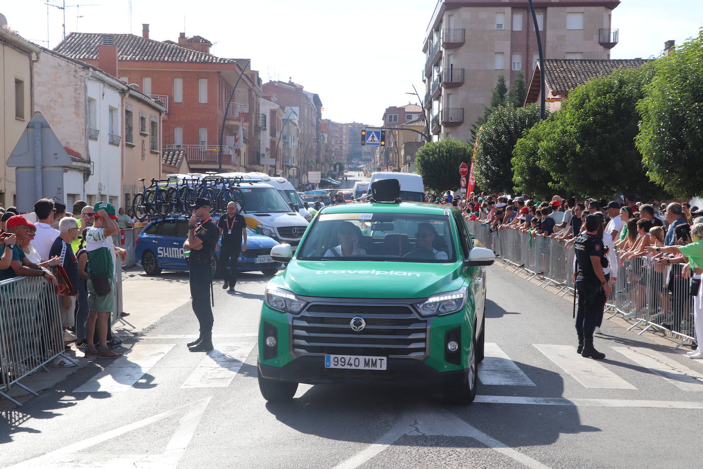Los autobuses, equipos, corte de la cinta y salida de La Vuelta en Alfaro, en imágenes