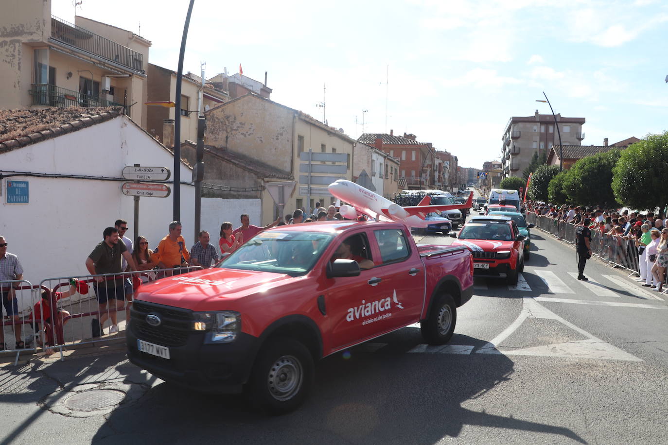 Los autobuses, equipos, corte de la cinta y salida de La Vuelta en Alfaro, en imágenes