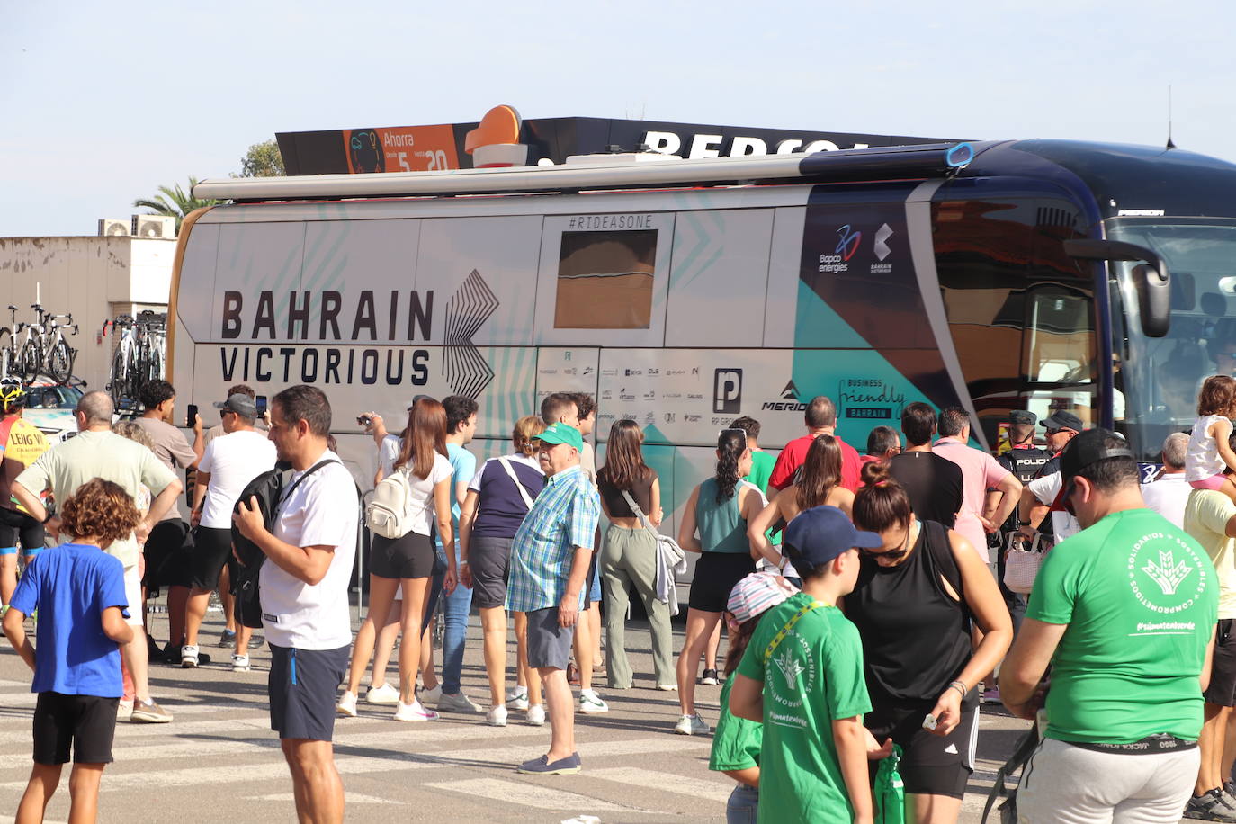 Los autobuses, equipos, corte de la cinta y salida de La Vuelta en Alfaro, en imágenes