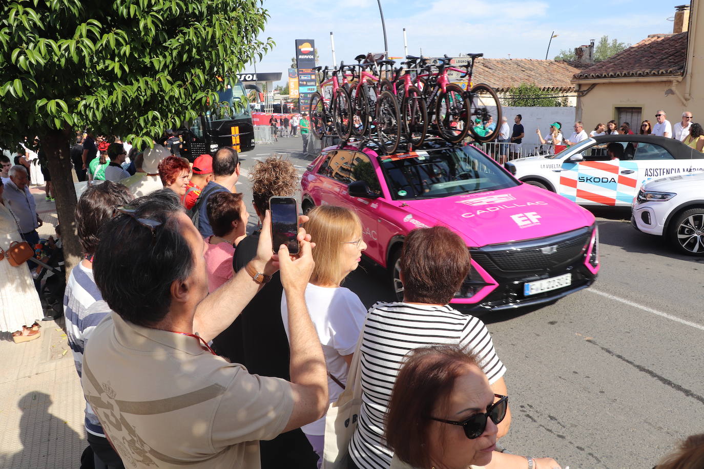 Los autobuses, equipos, corte de la cinta y salida de La Vuelta en Alfaro, en imágenes