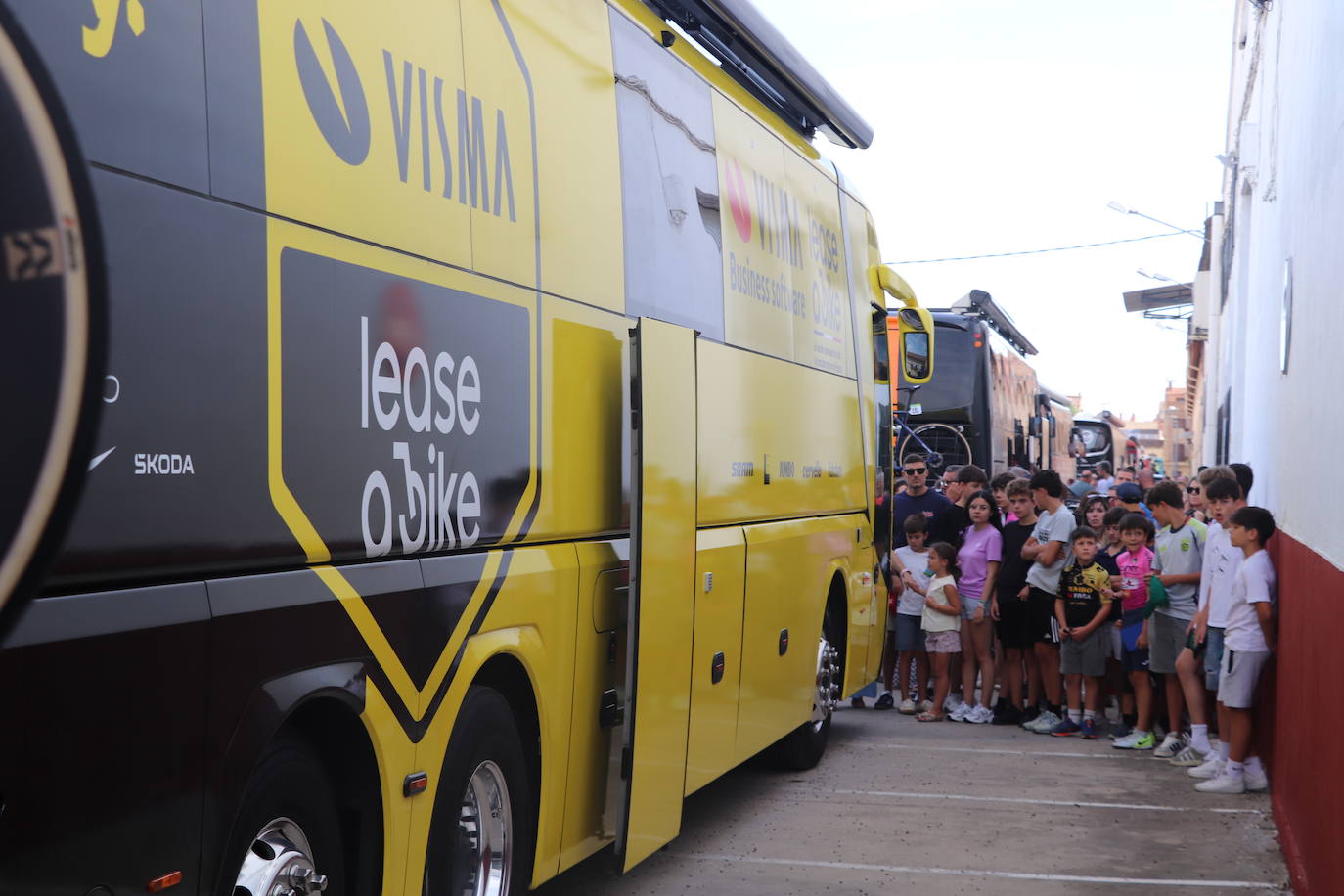 Los autobuses, equipos, corte de la cinta y salida de La Vuelta en Alfaro, en imágenes