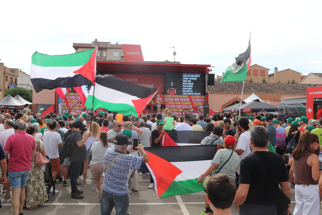 Los autobuses, equipos, corte de la cinta y salida de La Vuelta en Alfaro, en imágenes