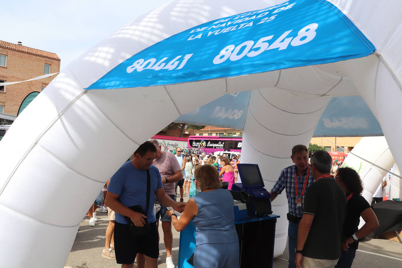 Los autobuses, equipos, corte de la cinta y salida de La Vuelta en Alfaro, en imágenes
