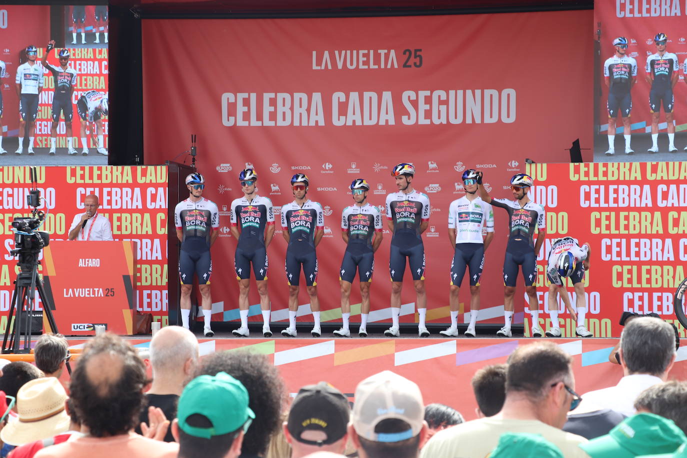Los autobuses, equipos, corte de la cinta y salida de La Vuelta en Alfaro, en imágenes