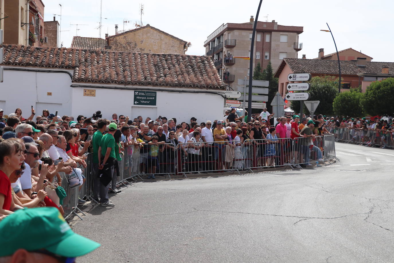 Los autobuses, equipos, corte de la cinta y salida de La Vuelta en Alfaro, en imágenes