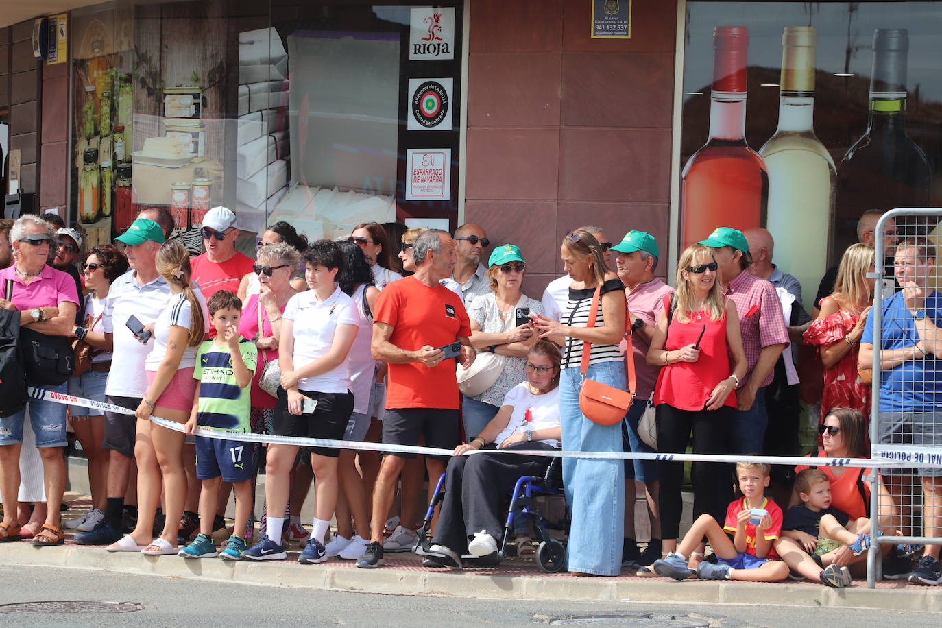 Los autobuses, equipos, corte de la cinta y salida de La Vuelta en Alfaro, en imágenes