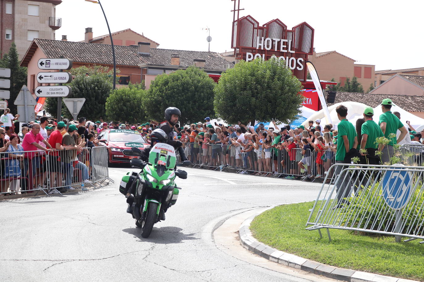 Los autobuses, equipos, corte de la cinta y salida de La Vuelta en Alfaro, en imágenes