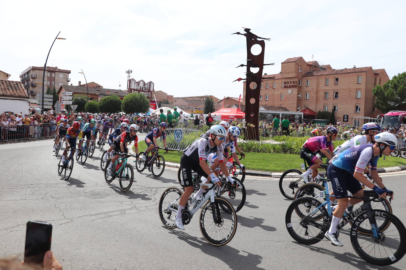 Los autobuses, equipos, corte de la cinta y salida de La Vuelta en Alfaro, en imágenes