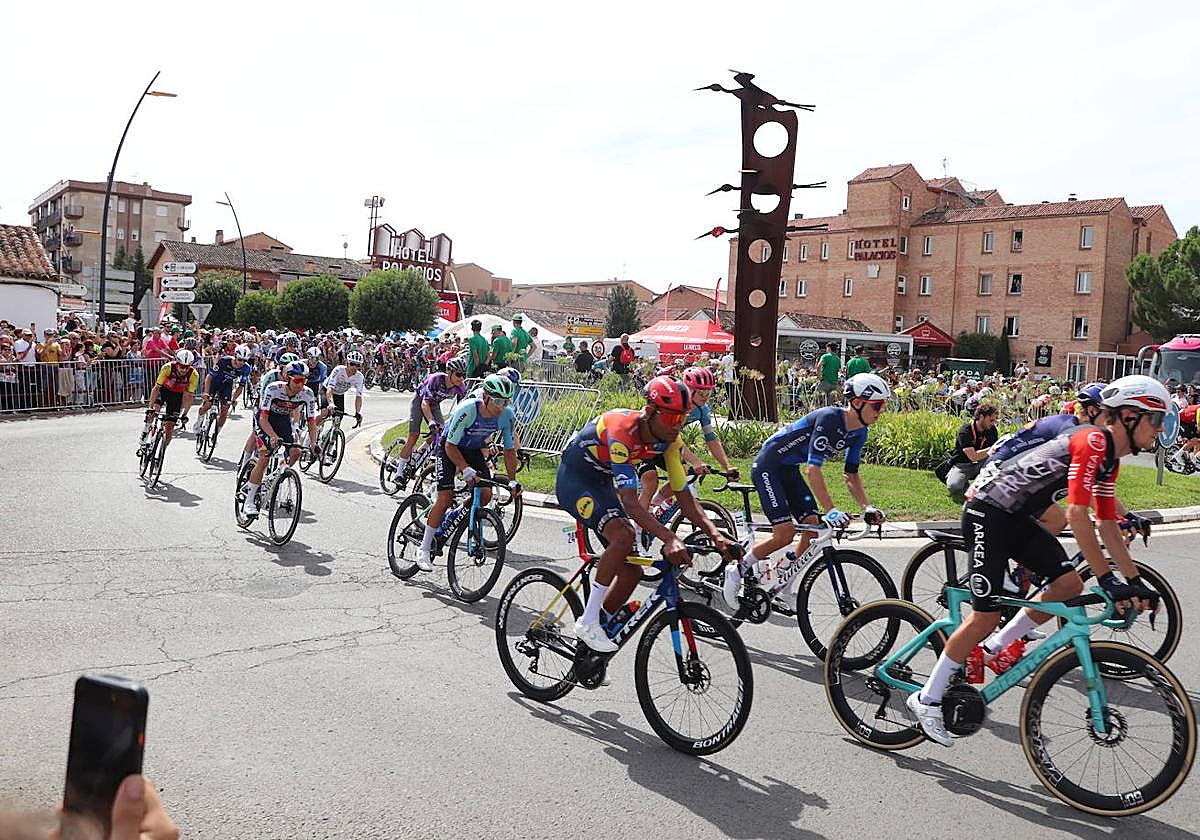 Los autobuses, equipos, corte de la cinta y salida de La Vuelta en Alfaro, en imágenes