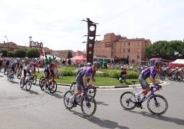 Los autobuses, equipos, corte de la cinta y salida de La Vuelta en Alfaro, en imágenes