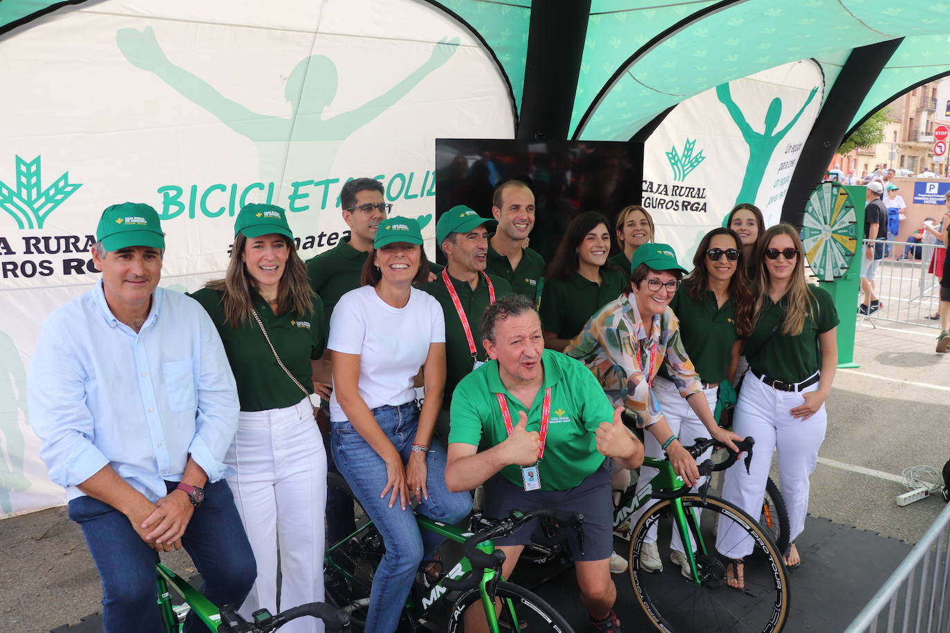 Los autobuses, equipos, corte de la cinta y salida de La Vuelta en Alfaro, en imágenes