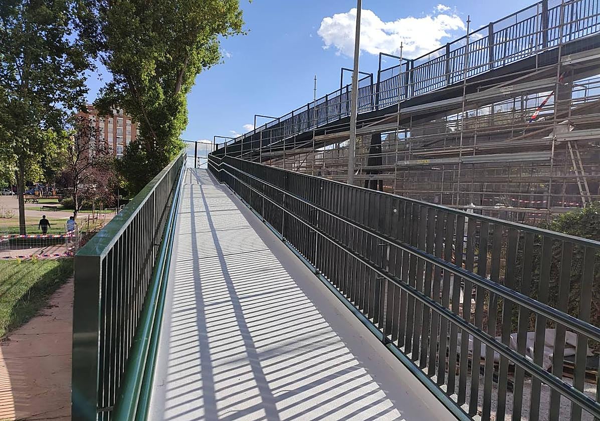 Pasarela sobre la vía del tren entre las calles Gonzalo de Berceo y Fuenmayor.