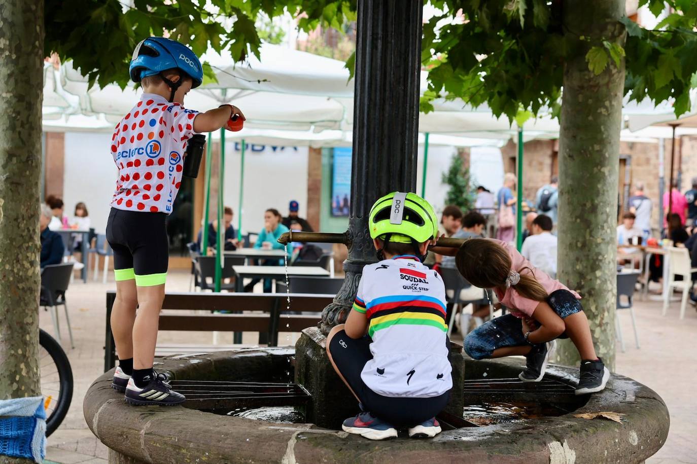 Las imágenes del ambiente festivo por La Vuelta en Ezcaray