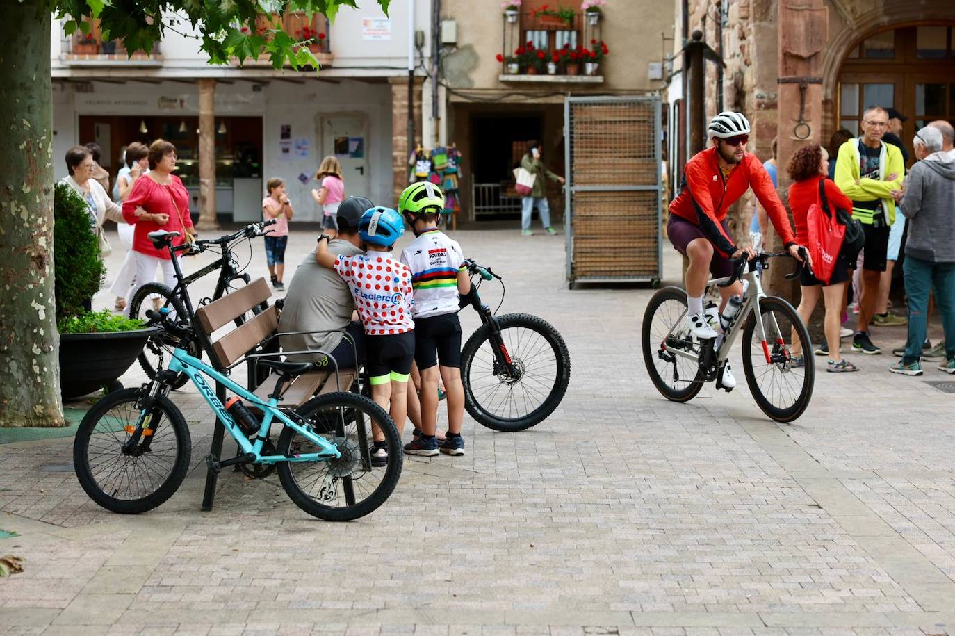 Las imágenes del ambiente festivo por La Vuelta en Ezcaray