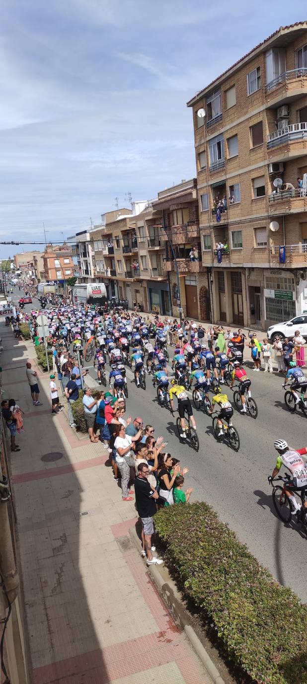 Los autobuses, equipos, corte de la cinta y salida de La Vuelta en Alfaro, en imágenes