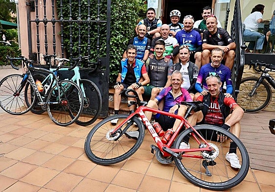 Un grupo de ciclistas, antes de acercarse a ver La Vuelta.